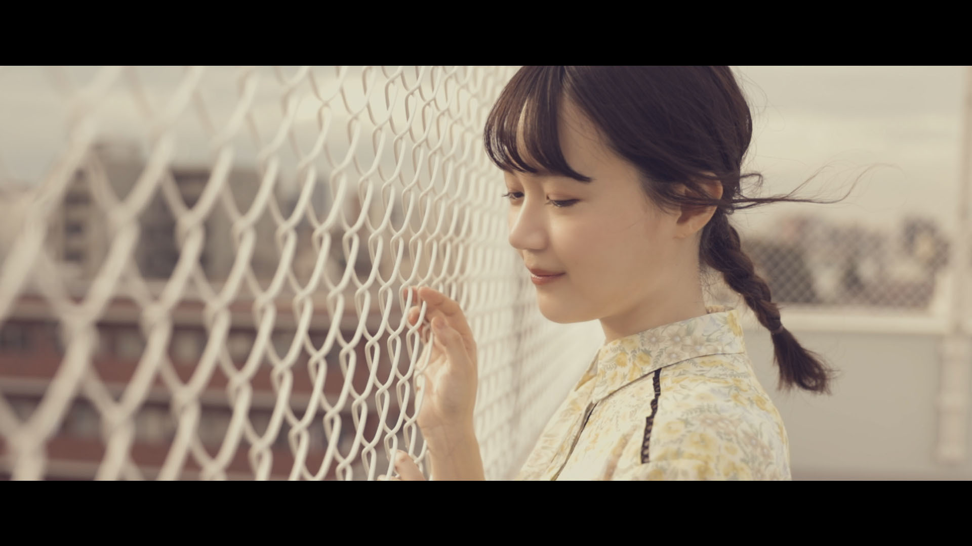 尾崎由香 -「Dream On ～遠い日のあの空～」MVより