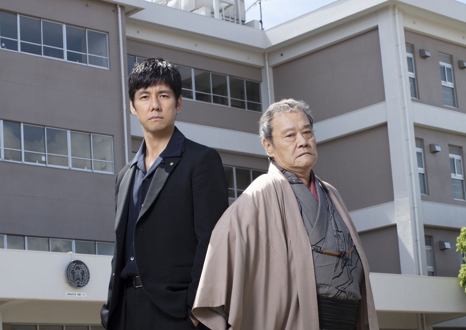 左から、西島秀俊、西田敏行 （C）今野 敏 ／（C）2019 映画「任俠学園」製作委員会   