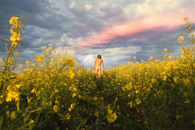 ライアン・マッギンレー/ Ryan McGinley『Mustard Meadow』c-print 121.3×182.3 cm  2012  ©Ryan McGinley Courtesy of Team Gallery, New York / Tomio Koyama Gallery, Tokyo