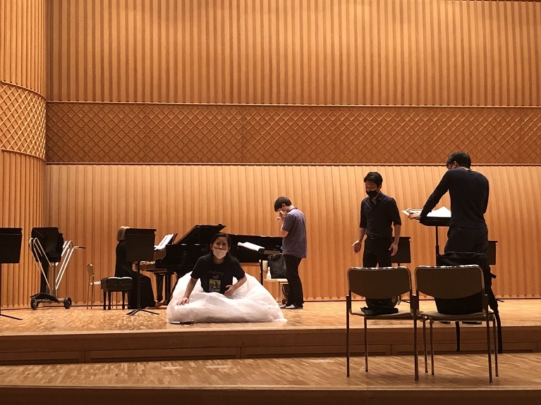 憧れのオペラハウスの舞台を使った稽古の様子 　　(C)Ｈ.isojima