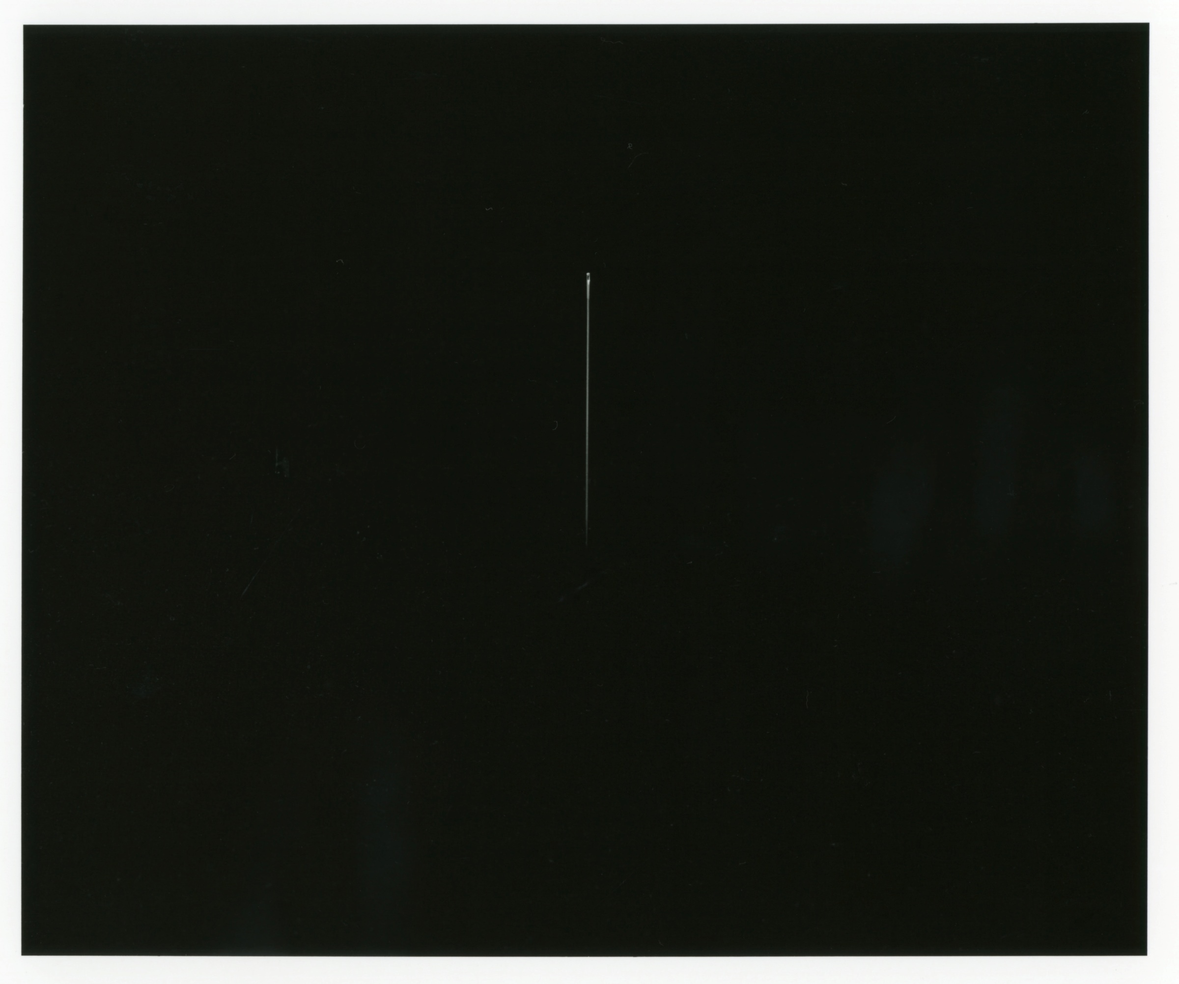井川淳子《ここよ、今、いつでも》2003年 　ゼラチン・シルバープリント　406×508mm　※一本の針を撮影した作品