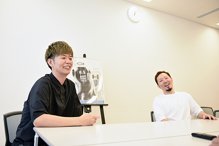杉原邦生（右）と武居卓  撮影：山田毅