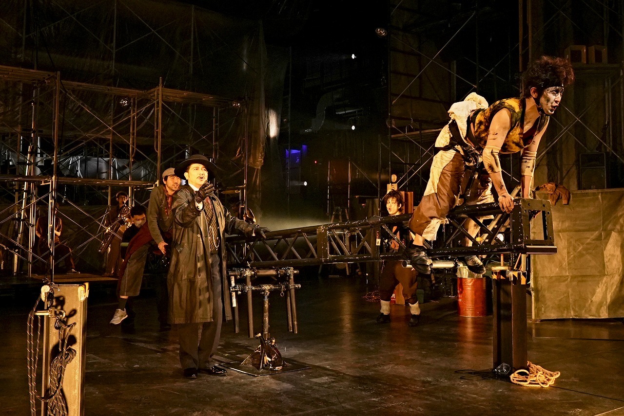 音楽劇『ある馬の物語』舞台写真　（手前左から）別所哲也、成河 　　　撮影：細野晋司