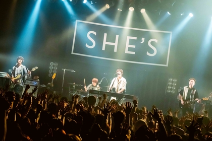 SHE’S、地元大阪で一つになった原点回帰のライブハウスツアー終幕「SHE’Sという大事な居場所を与え続けてくれてありがとう」