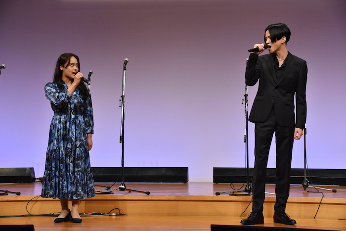 「抗いようもなく」を歌う　清水美依紗、三浦涼介（左から）