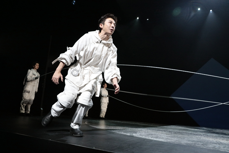 NODA・MAP 第 26 回公演『兎、波を走る』（撮影：篠山紀信）