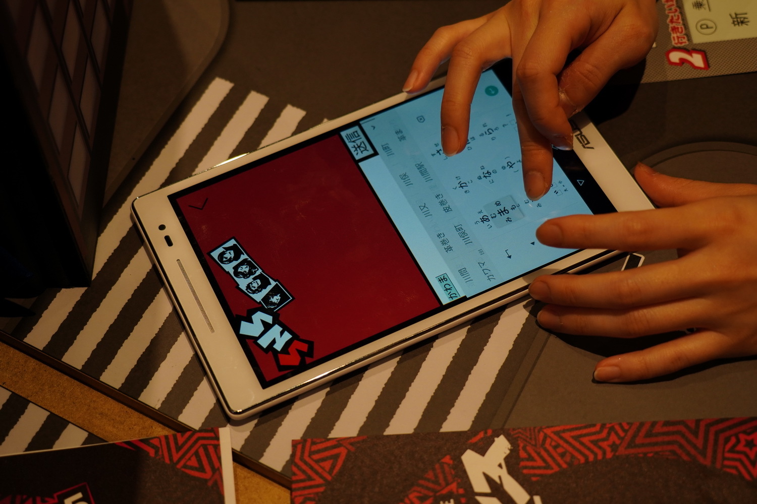 実際にタブレットを操作してヒントを探し、ナゾを解いていく (C)ATLUS (C)SEGA All rights reserved.(C)SCRAP