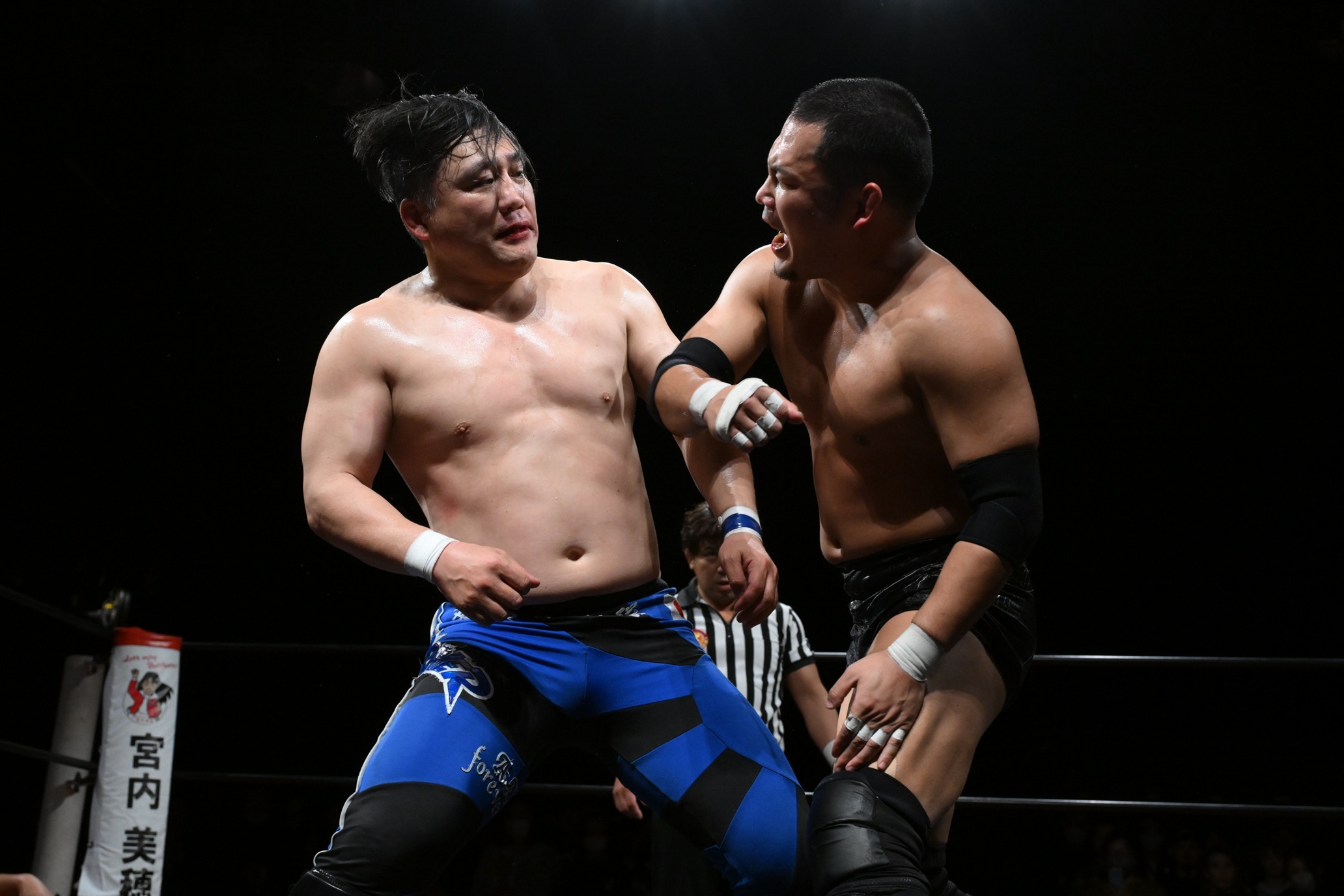 佐藤光留（左）を攻撃する阿部史典