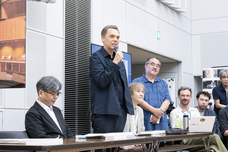 稽古場にてコンセプト説明。左から細川俊夫（作曲）、クリスティアン・レート（演出）、大野和士（指揮）。 （撮影：堀田力丸　提供：新国立劇場）