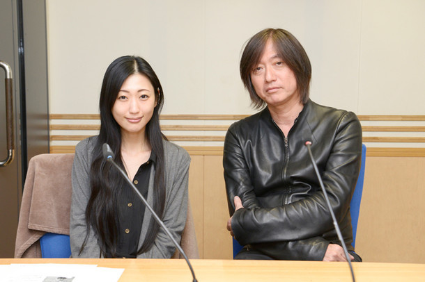 左から壇蜜、小林武史。