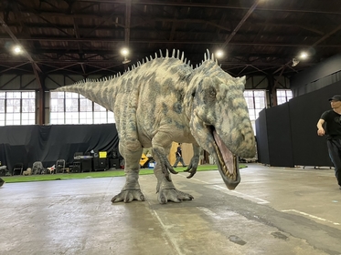 体験型恐竜ライブエンターテインメント『DINO SAFARI 2024』まもなく開幕　イラスト展示など最新情報が到着