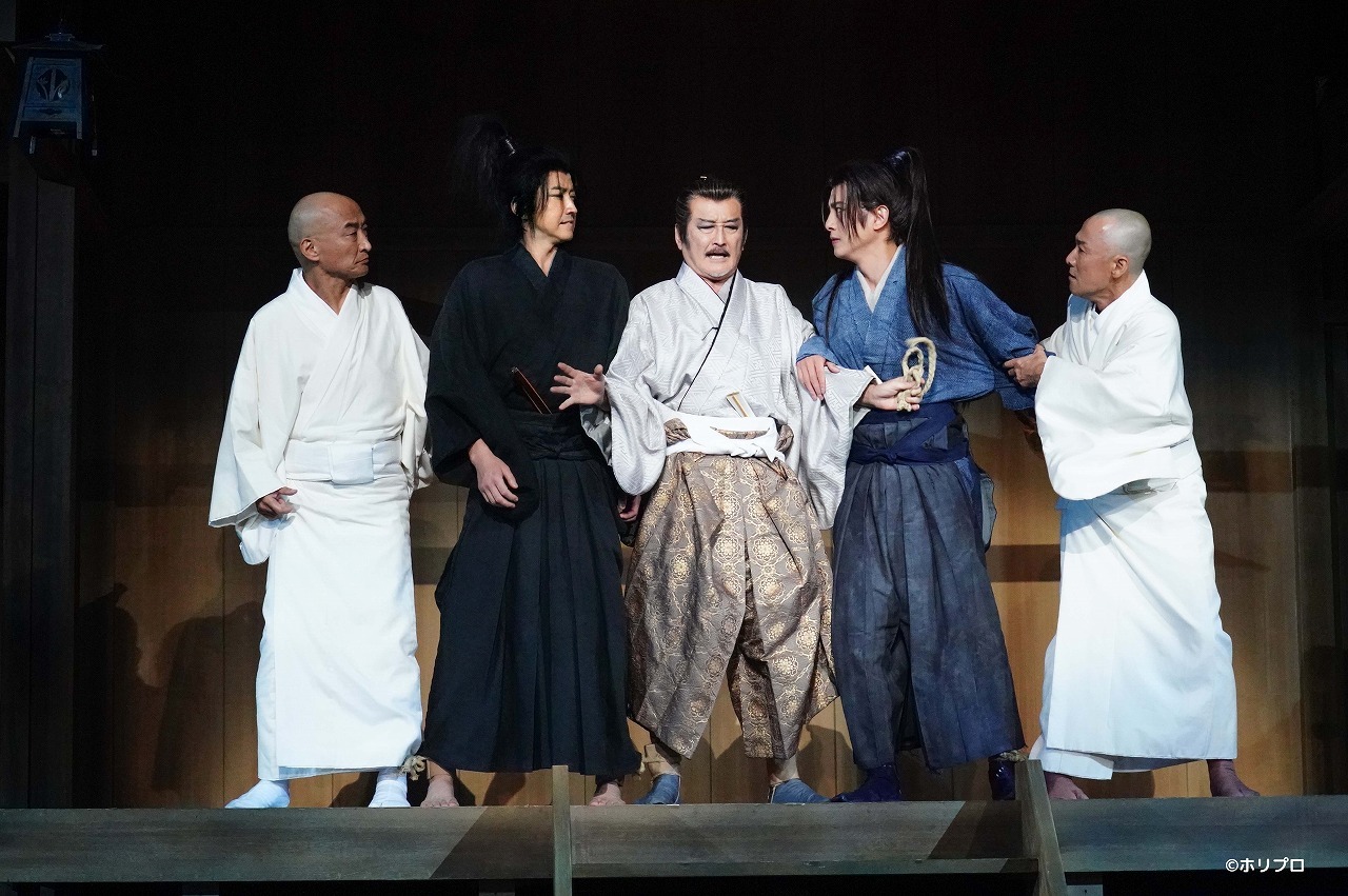 （左から）塚本幸男、藤原竜也、吉田鋼太郎、溝端淳平、大石継太