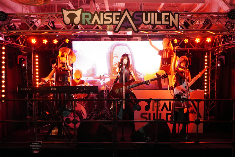 「RAISE A SUILEN」のステージ　ライブ中