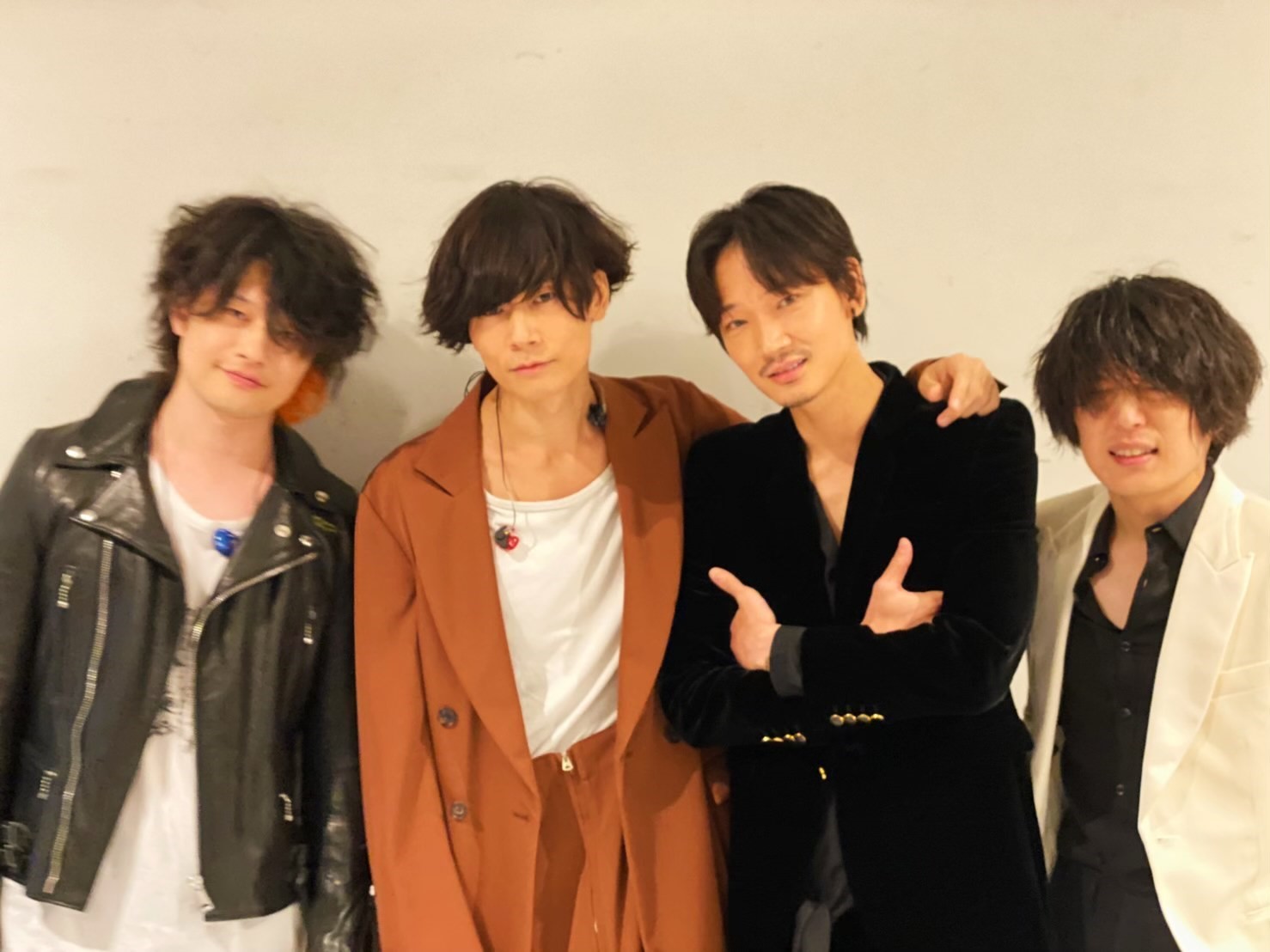 綾野剛が Alexandros の生パフォーマンスに興奮 The Music Day 放送後に川上洋平との2ショット メンバーとのカットを公開 Spice エンタメ特化型情報メディア スパイス