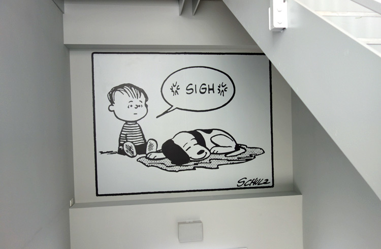 階段の踊り場も見逃せない (C) Peanuts Worldwide LLC