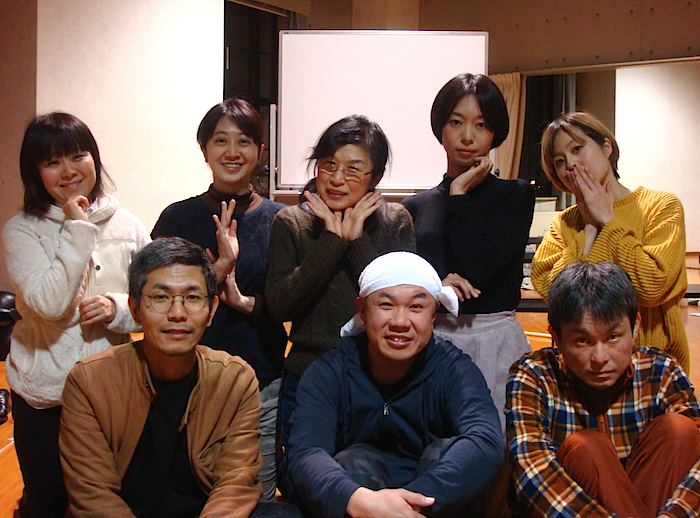 前列左から・渡山博崇、二宮信也、コヤマアキヒロ　後列左から・荘加真美、今枝千恵子、ジル豆田、岡本理沙、鈴木亜由子