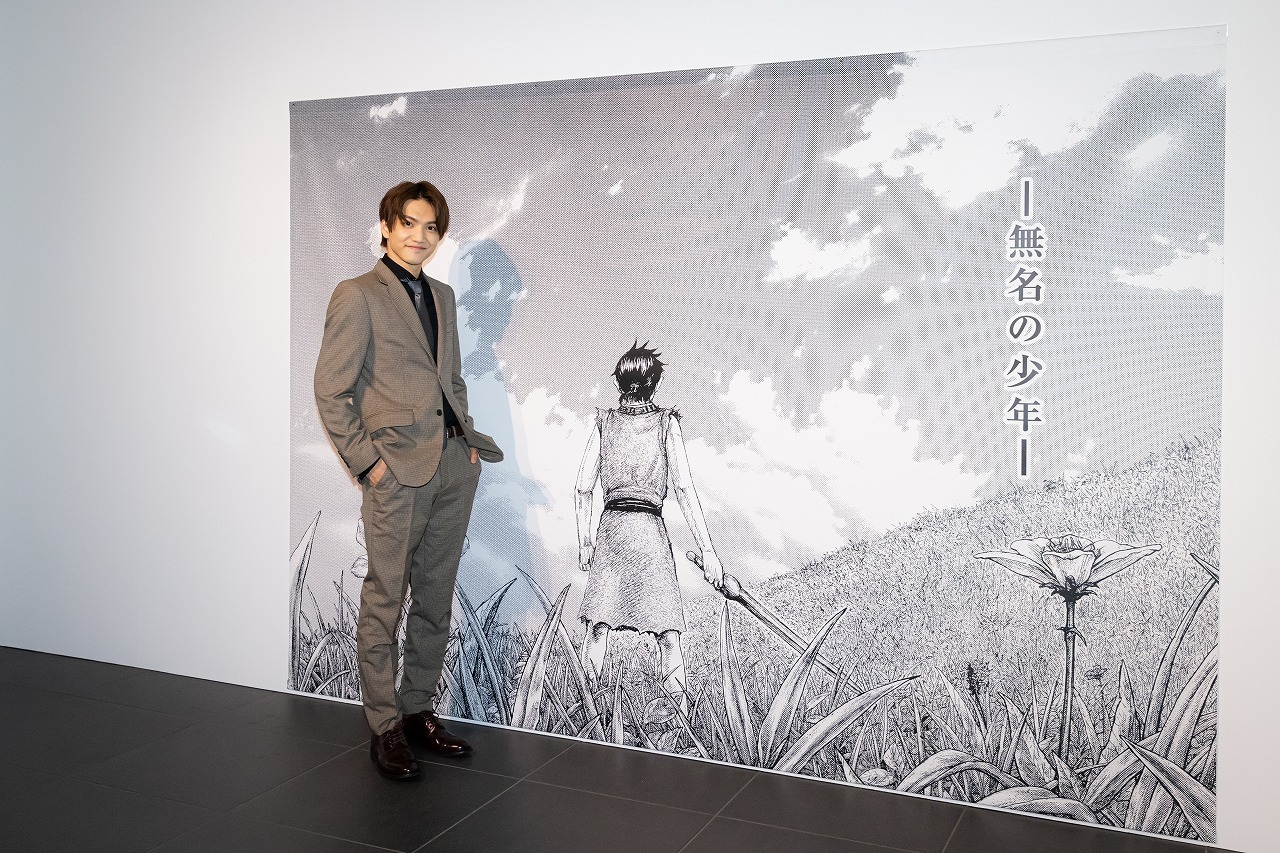 思い入れの深い漂との場面の展示に見入る、三浦宏規 　(C)原泰久／集英社