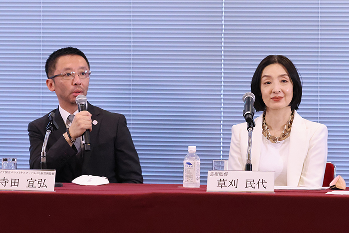 （左より）寺田宜弘、草刈民代　©フォトスタジオアライ