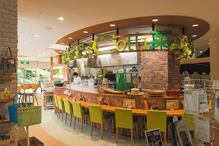 今年新たに加わった飲食店『ステップアップカフェCotti菜』では、自社農園の採れたて野菜を使ったメニューがいただける　撮影：松原豊