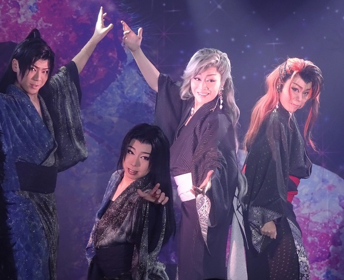 左から甥の長谷川愁、姪の京未来、愛京花、藤乃かな。