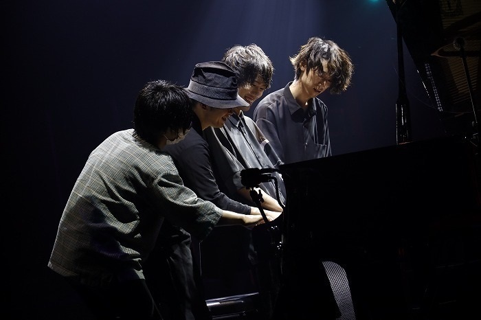 2020年7月には同じく動画配信等で活躍するピアニスト3名とともに配信ライブを開催（『NEO PIANO CO.LABO.』撮影：福岡諒祠）