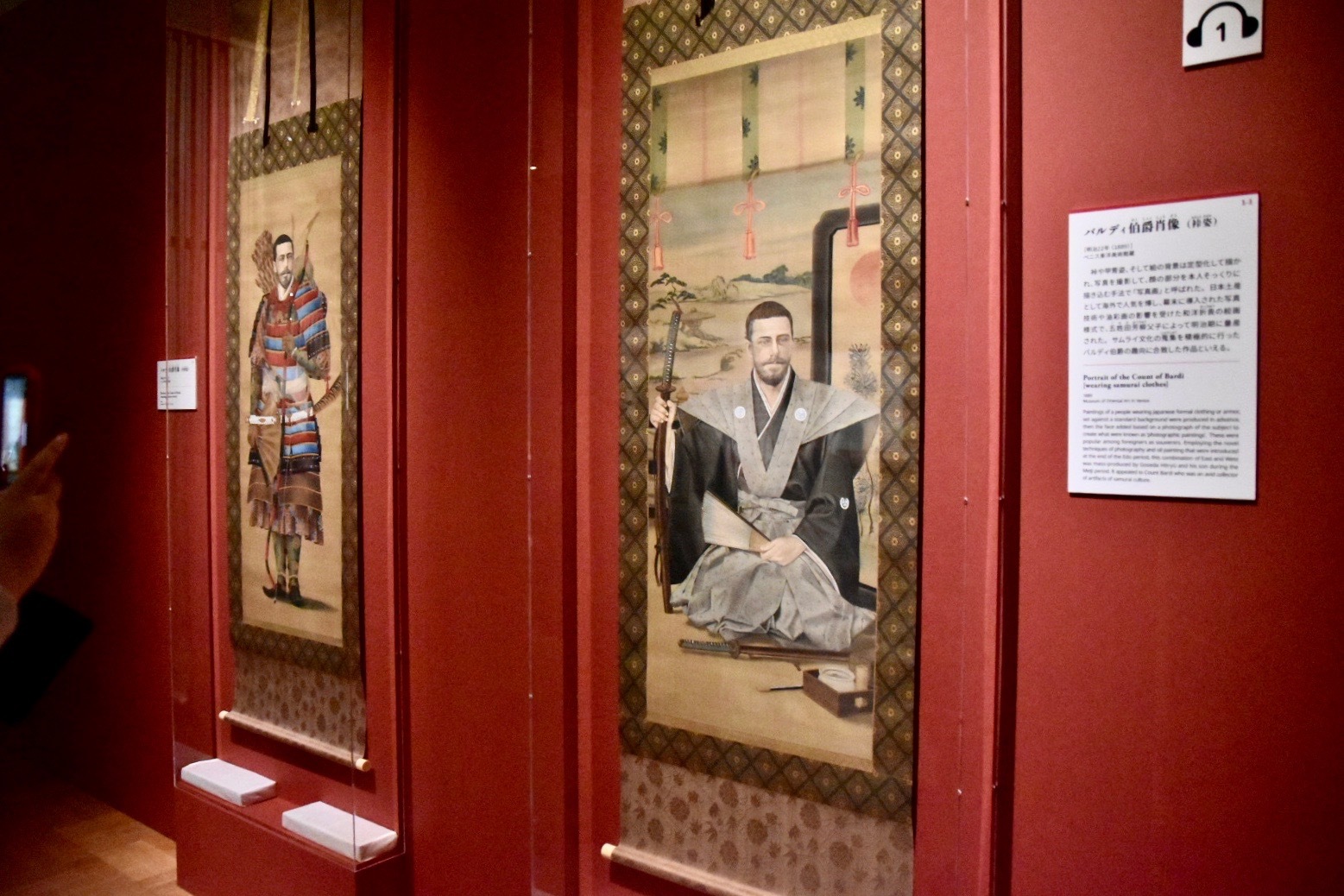 右：バルディ伯爵肖像（袴姿）　明治22年（1889）　ベニス東洋美術館蔵　左奥：バルディ伯爵肖像（甲冑姿）　明治22年（1889）　ベニス東洋美術館蔵　