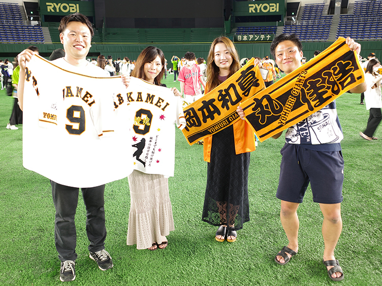 試合後のグラウンドに降りて、人工芝の感触を体感