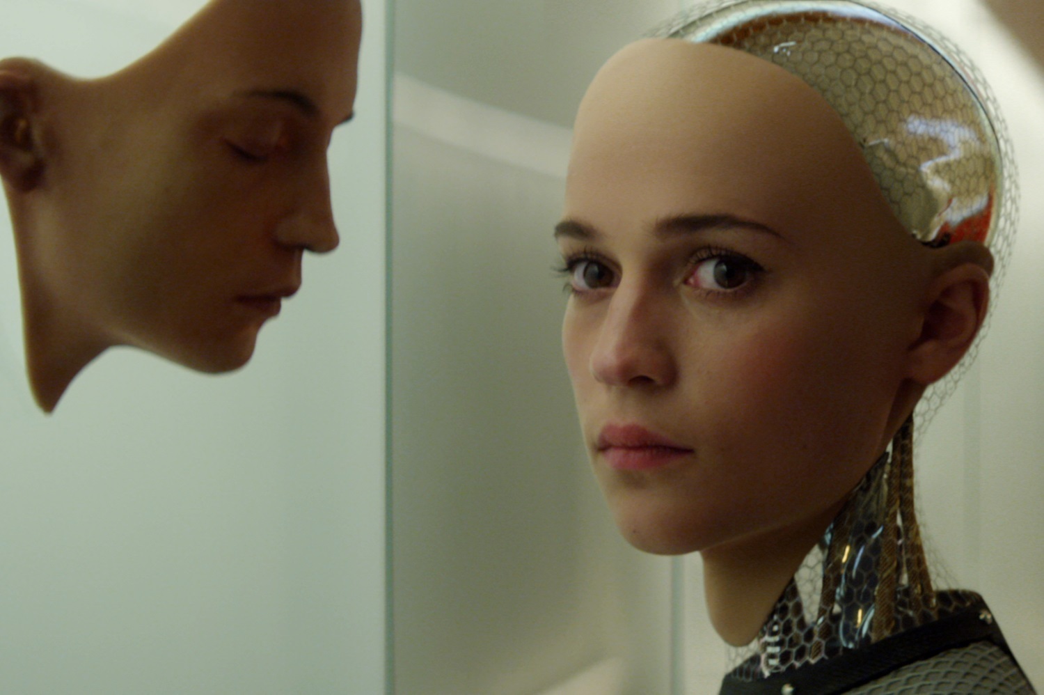 『エクス・マキナ』　女性型ロボット・エヴァを演じたアリシア・ヴィキャンデル (C)Universal Pictures