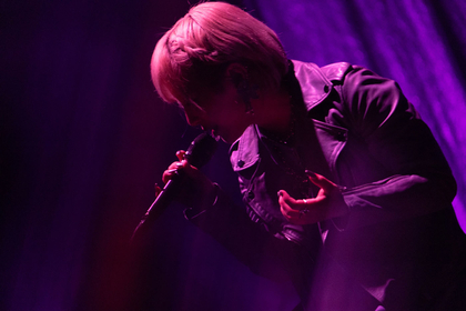 ReoNa、新曲「End of Days」をライブ初披露！「ReoNa Acoustic Concert Tour “ふあんぷらぐど2025”」スタート