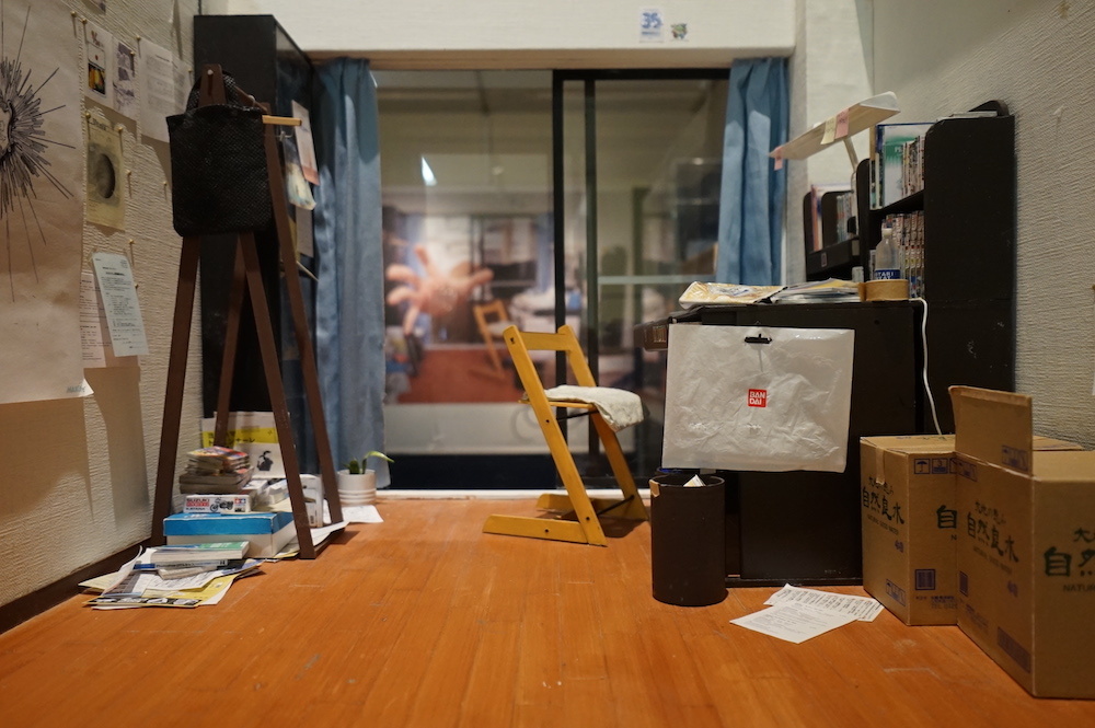 《自分の部屋》（部分） (C) MOZU STUDIOS