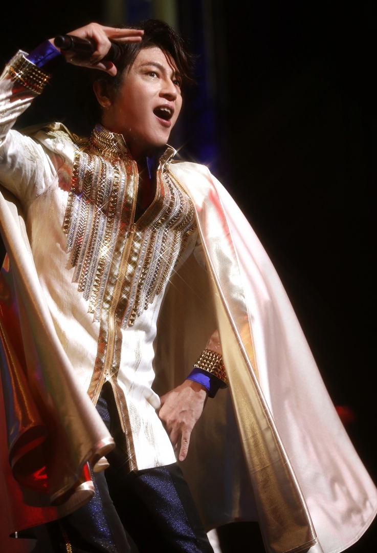 及川光博 動き、歌い、踊るファンキーなステージでワンマンショー