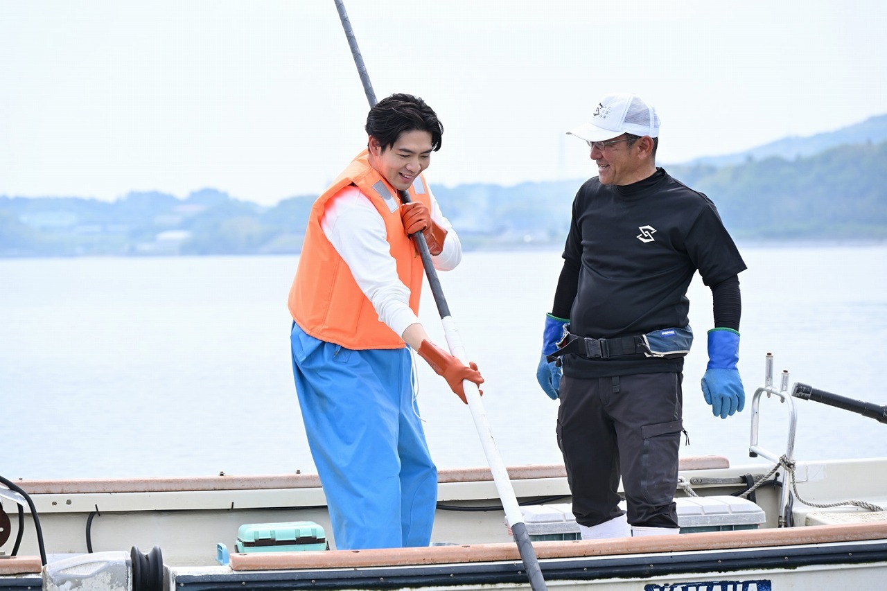 宍道湖でのシジミ漁　　　（左）松下洸平