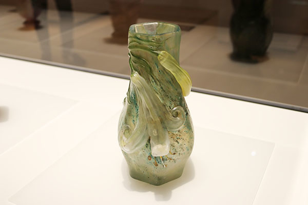 《百合文六角花器》（1900～1904年頃、個人蔵） ひとつの器につぼみと花開いた百合を取り入れ、生命の時間を感じさせる。