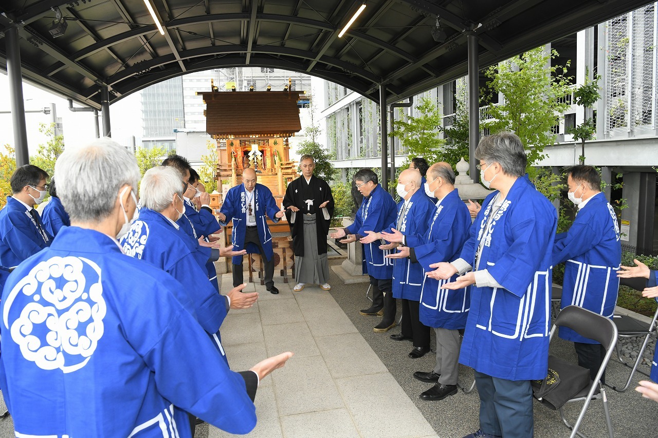 （中央）市川海老蔵（魚河岸水神社にて）