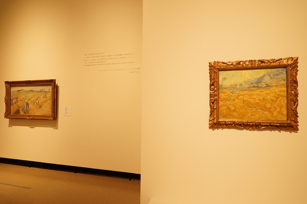 左：カミーユ・ピサロ《収穫》1882年 国立西洋美術館 松方幸次郎氏御遺族より寄贈；旧松方コレクション、右：フィンセント・ファン・ゴッホ《刈り入れ（刈り入れをする人のいるサン=ポール病院裏の麦畑）》1889年 フォルクヴァング美術館