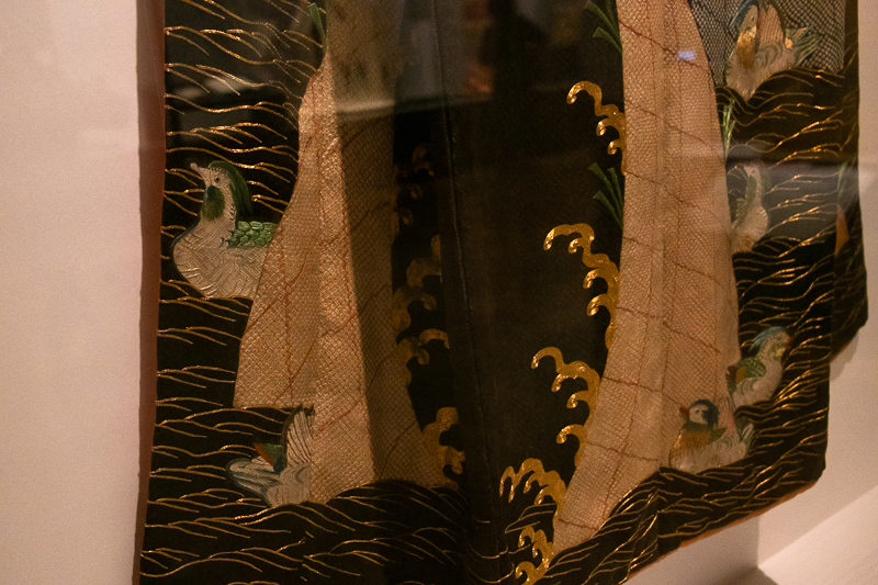 重要文化財《小袖 黒綸子地波鴛鴦模様（部分）》東京国立博物館
