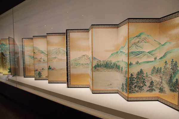 手前 野口 小蘋《箱根真景図》 奥 下村 観山《老松白藤》 ともに山種美術館。《箱根真景図》は明治時代に制作された屏風。金具の美しさにも注目。奥の《老松白藤》のみ今回は撮影可能。