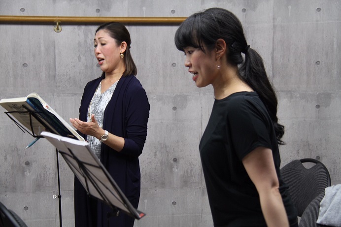 マルシャリン役の木澤佐江子（左側）とオクタヴィアン役の上村智恵 (C)H.isojima