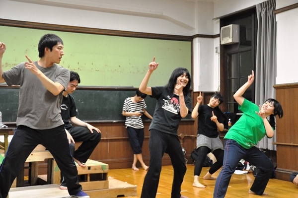 この日一番盛り上がった、新人劇団員・ヤマモトエリコ（右端）によるオタ芸指導。