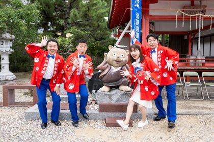 扇治郎ら松竹新喜劇団員、淡路島で藤山寛美が寄進した祠に参拝『新春お年玉公演』取材会オフィシャルレポート到着