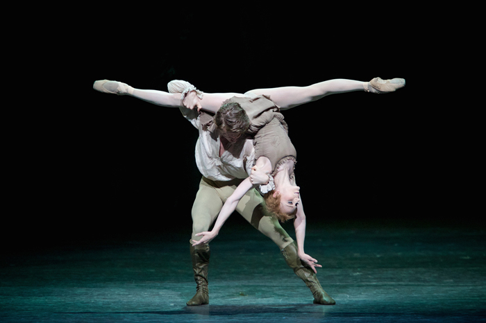 Sarah Lamb as Manon and Vadim Muntagirov as Des Grieux in Manon