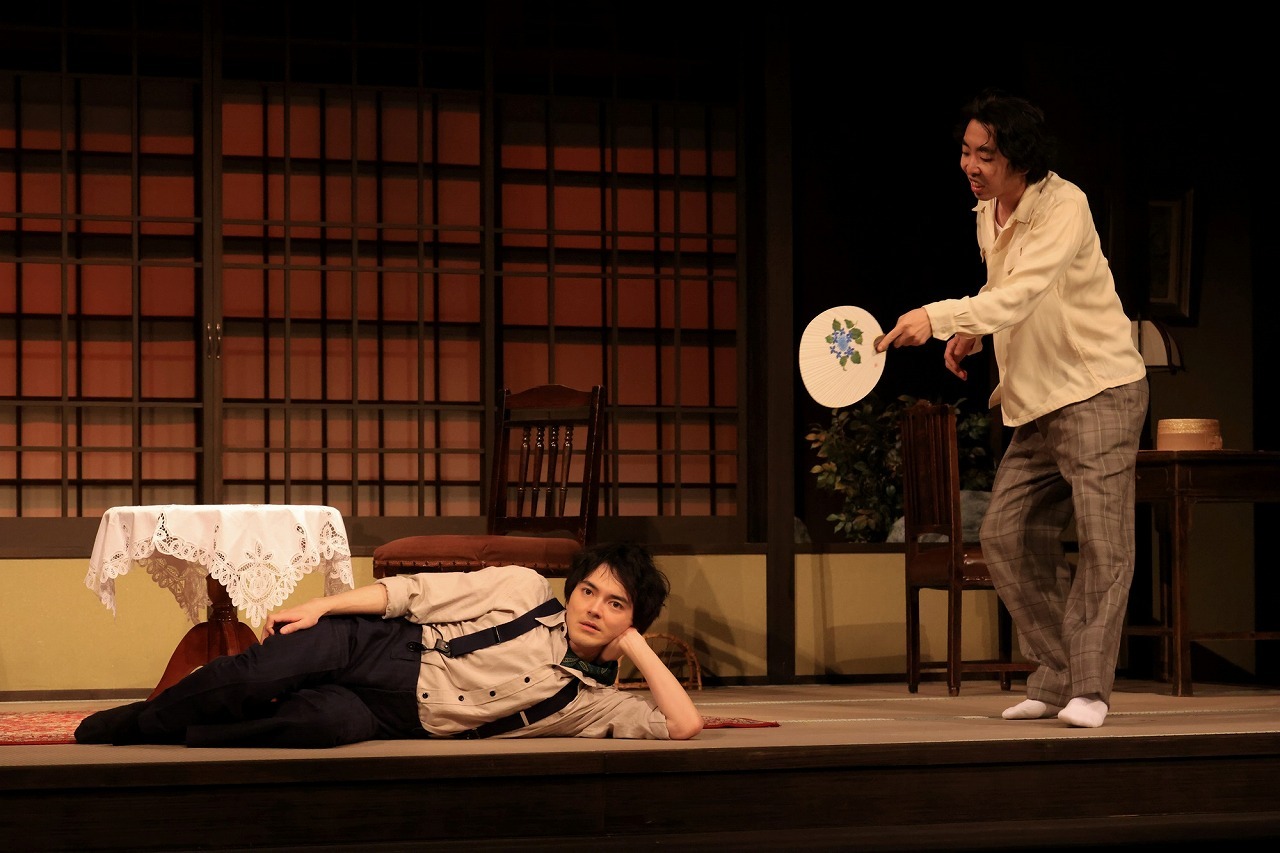 『帰れない男〜慰留と斡旋の攻防〜』舞台写真　（左から）林遣都、柄本時生                       　　撮影：宮川舞子