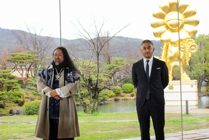 ルイ•ヴィトンに身を包んだ村上隆と市川團十郎、京都に出現した屋外作品「お花の親子」に「諦めない強さを感じる」