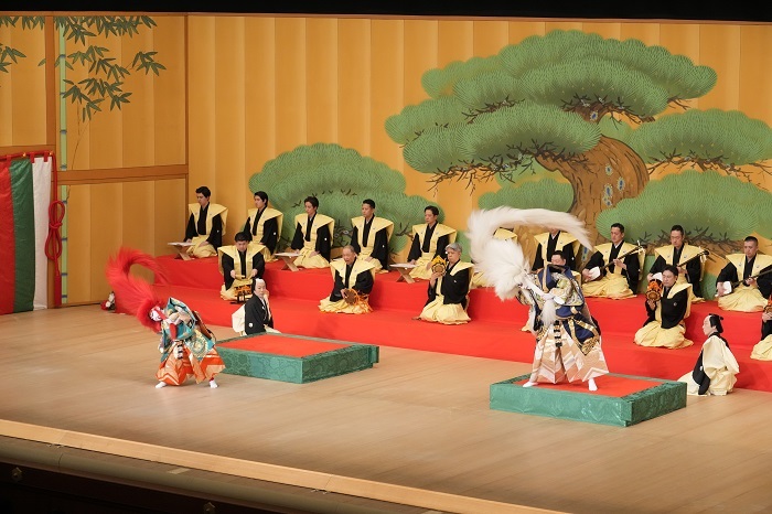 夜の部『連獅子』（左より）狂言師左近後に仔獅子の精=中村長三郎、狂言師右近後に親獅子の精=中村勘九郎