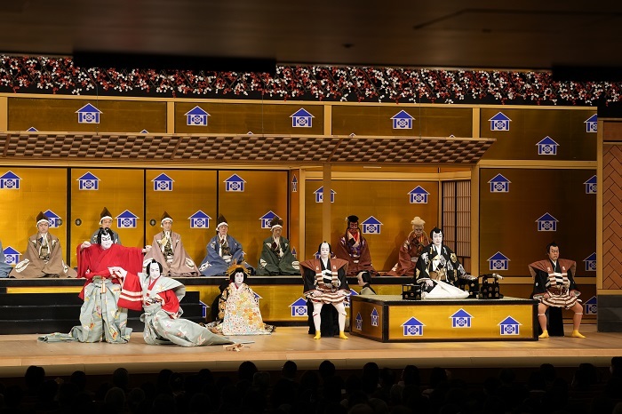 夜の部『寿曽我対面』（左より）曽我五郎時致=中村芝翫、曽我十郎祐成=中村扇雀、大磯の虎=中村魁春、八幡三郎=中村虎之介、梶原平次景高=大谷桂三、梶原平三景時=松本錦吾、工藤左衛門祐経=中村梅玉、近江小藤太=中村松江 ／(C)松竹