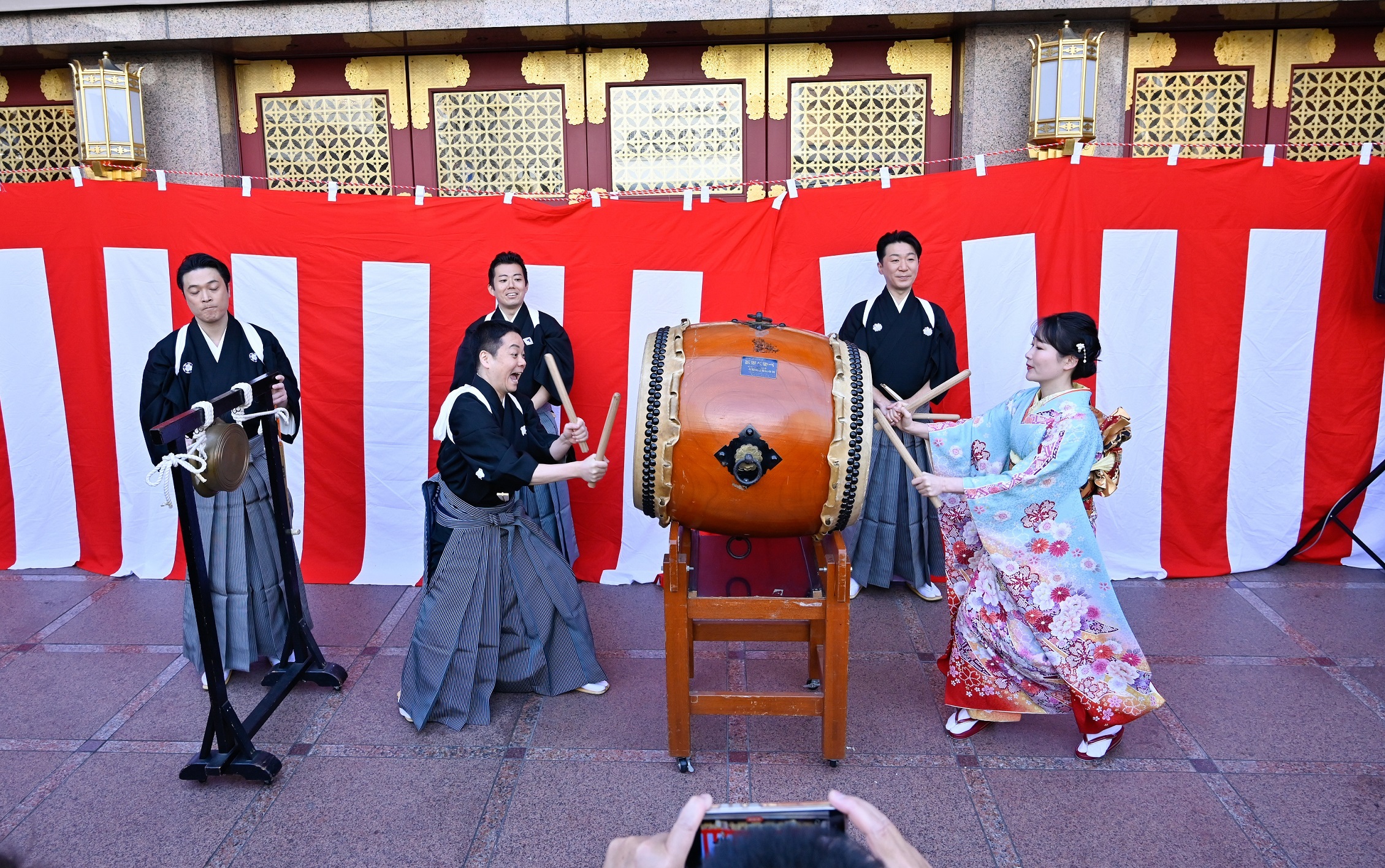 「しころ太鼓」左より、渋谷天笑、曽我廼家桃太郎、藤山扇治郎、曽我廼家一蝶、曽我廼家いろは