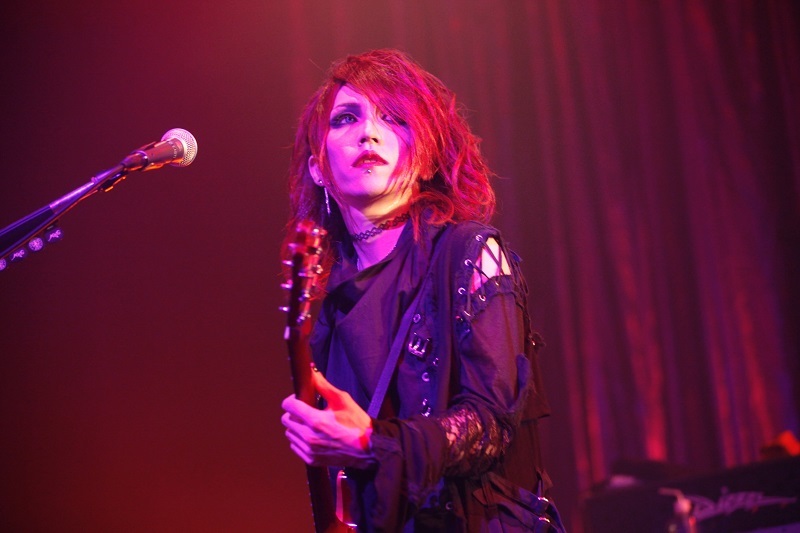 SCREW 撮影＝小財 梨佐