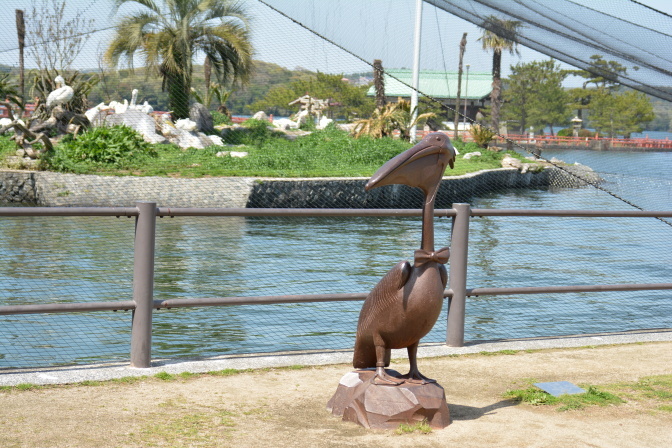 モモイロペリカン「カッタ君」の像（ときわ公園内）