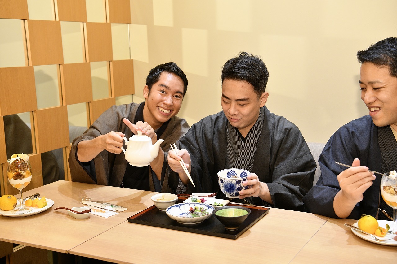 （左より）中村虎之介、中村種之助、中村萬太郎（1階喫茶室「檜」にて）