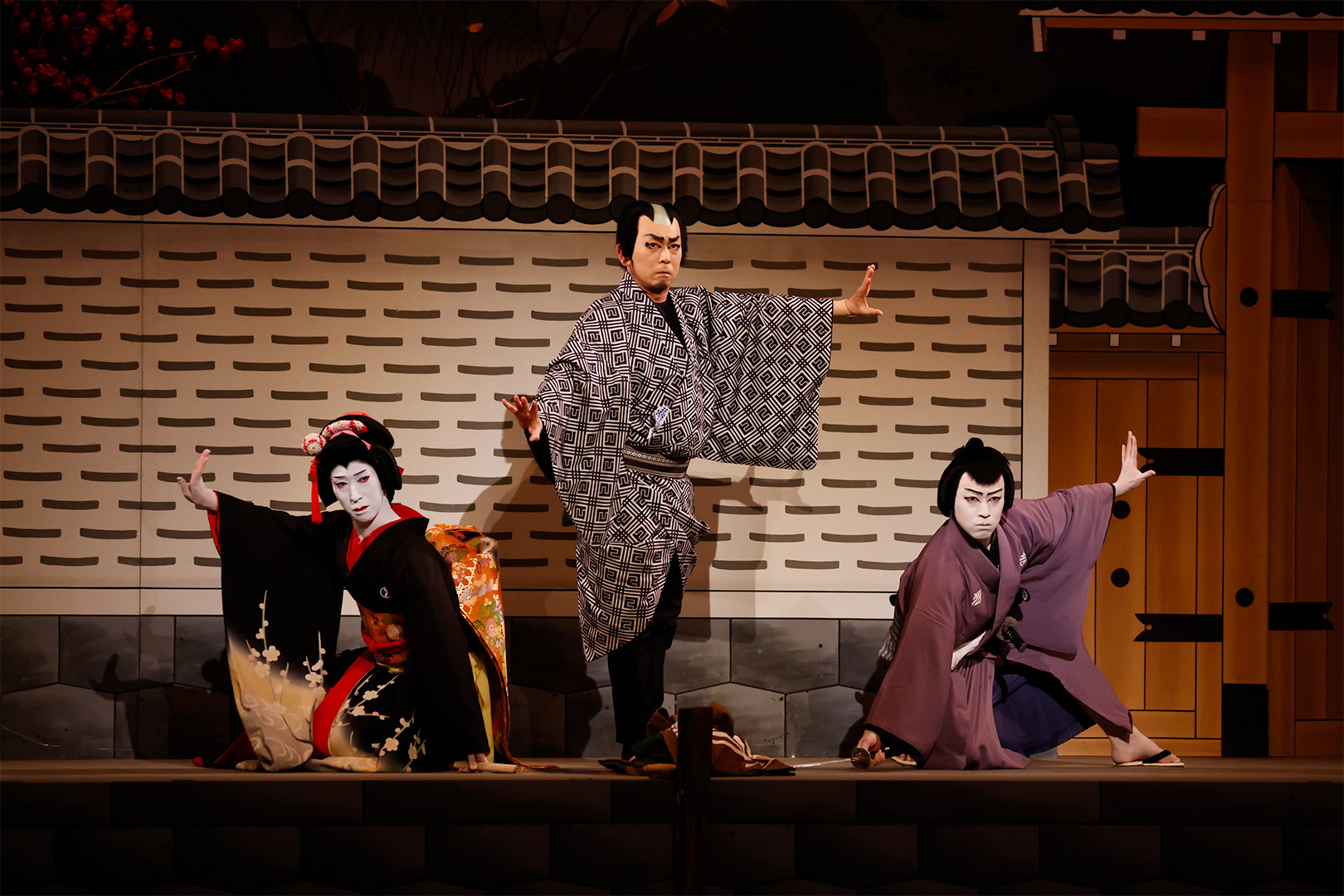 『三人吉三巴白浪』（左）中村梅枝、（右）中村萬太郎、（中央）坂東彦三郎